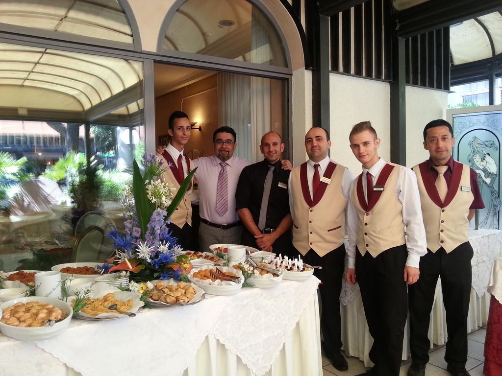 Hotel Vienna Ostenda E Ristorante Il Danubio Rimini Exterior foto